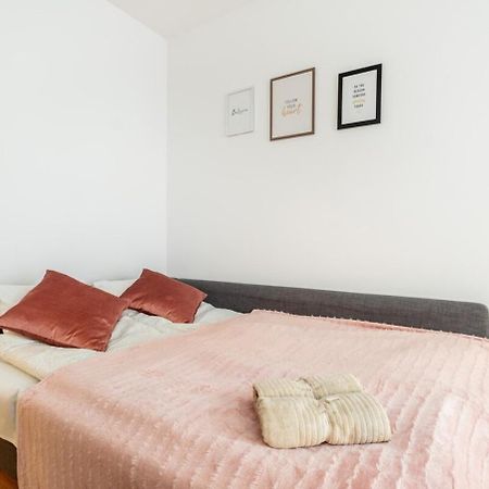 Modern 70M Apartment With Private Garden Metro ワルシャワ エクステリア 写真