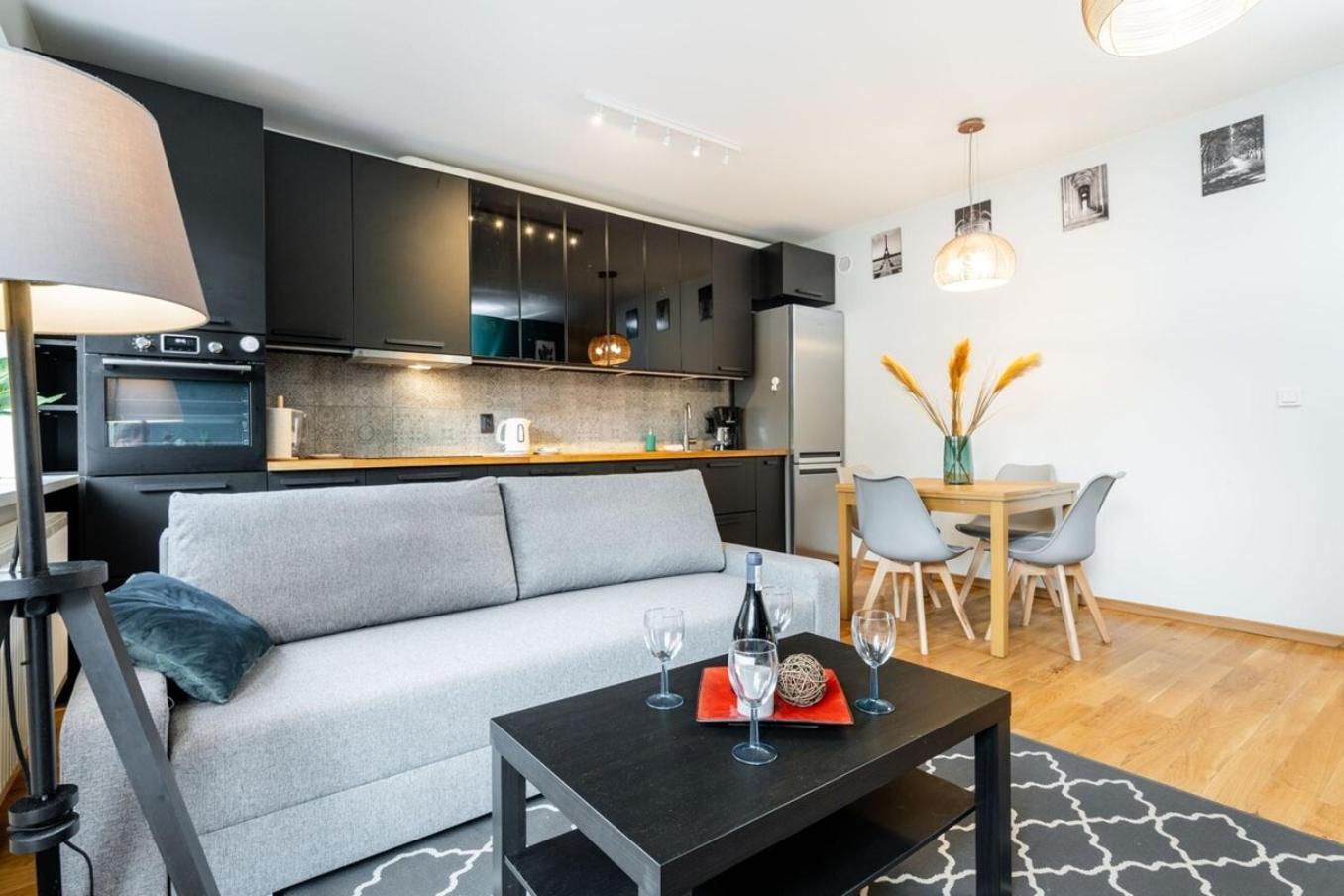 Modern 70M Apartment With Private Garden Metro ワルシャワ エクステリア 写真