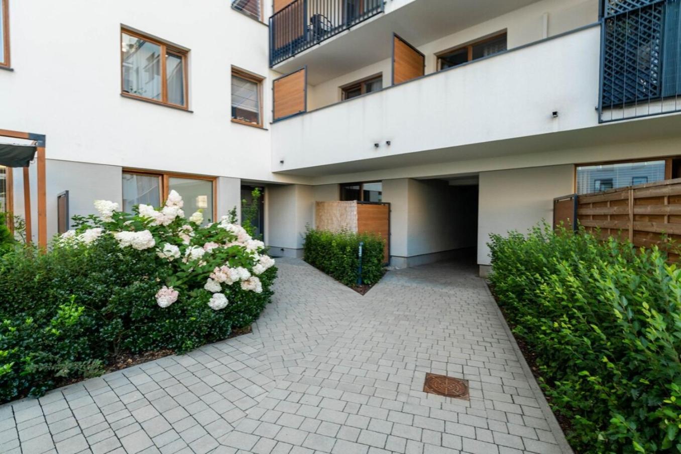 Modern 70M Apartment With Private Garden Metro ワルシャワ エクステリア 写真